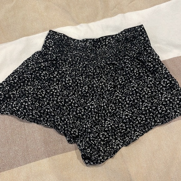 AMERICAN EAGLE FLOW SHORTS - Picture 2 of 3